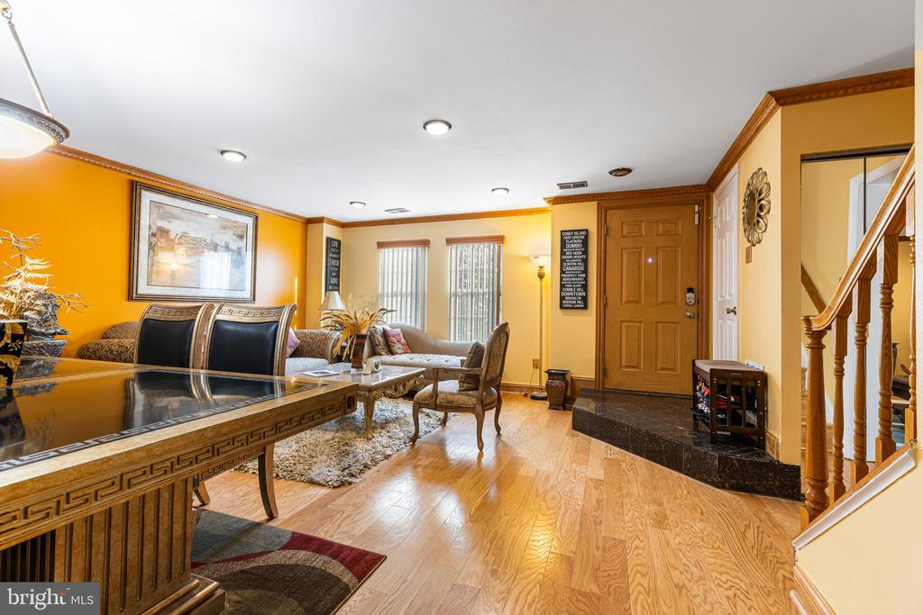 3718 AMSTERDAM TERRACE Unit: 8-82