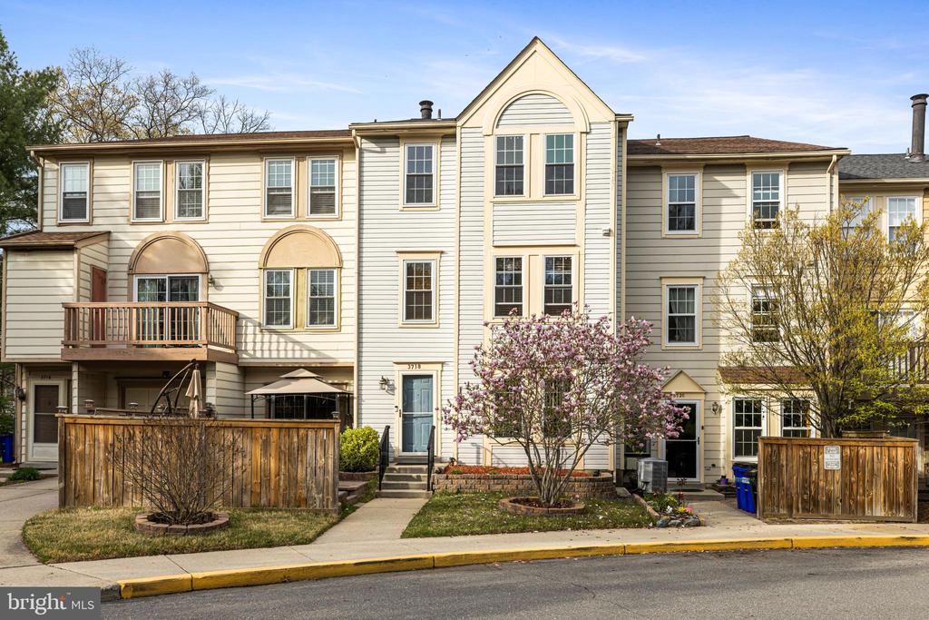 3718 AMSTERDAM TERRACE Unit: 8-82
