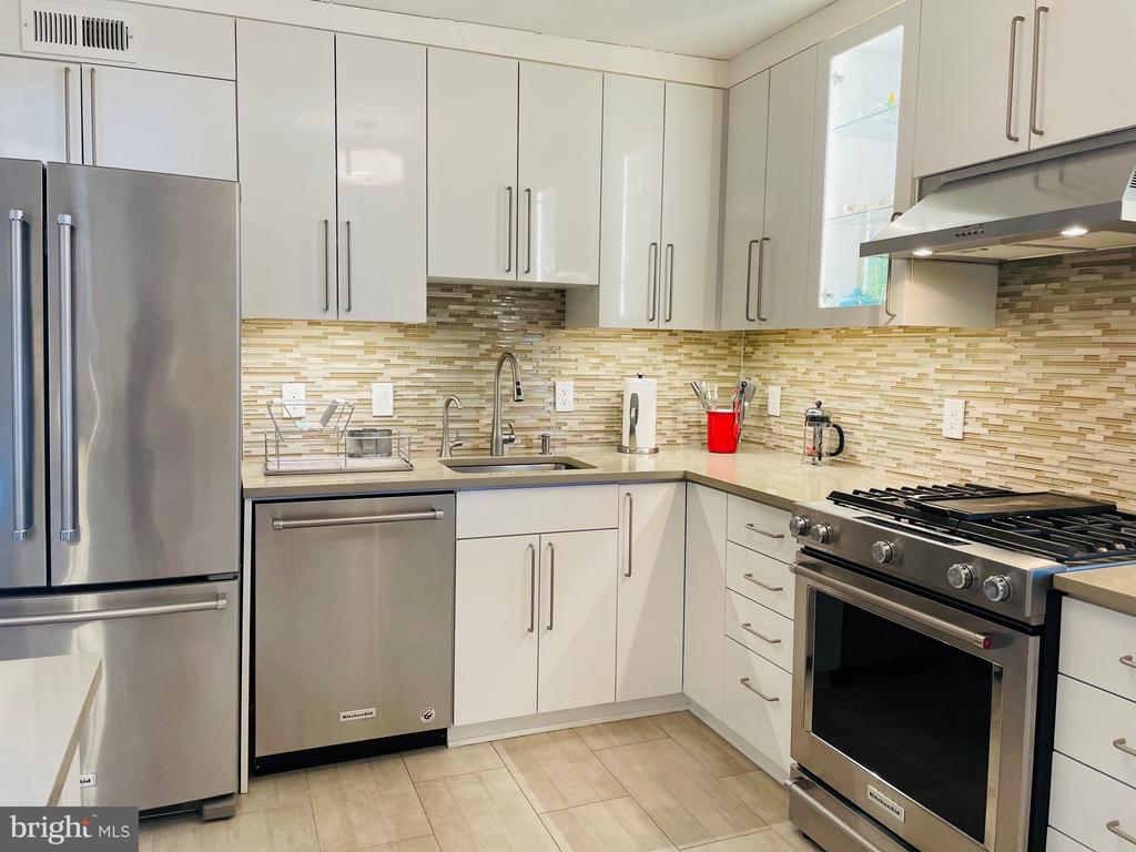 5225 POOKS HILL ROAD Unit: 1613S