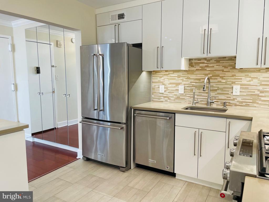 5225 POOKS HILL ROAD Unit: 1613S