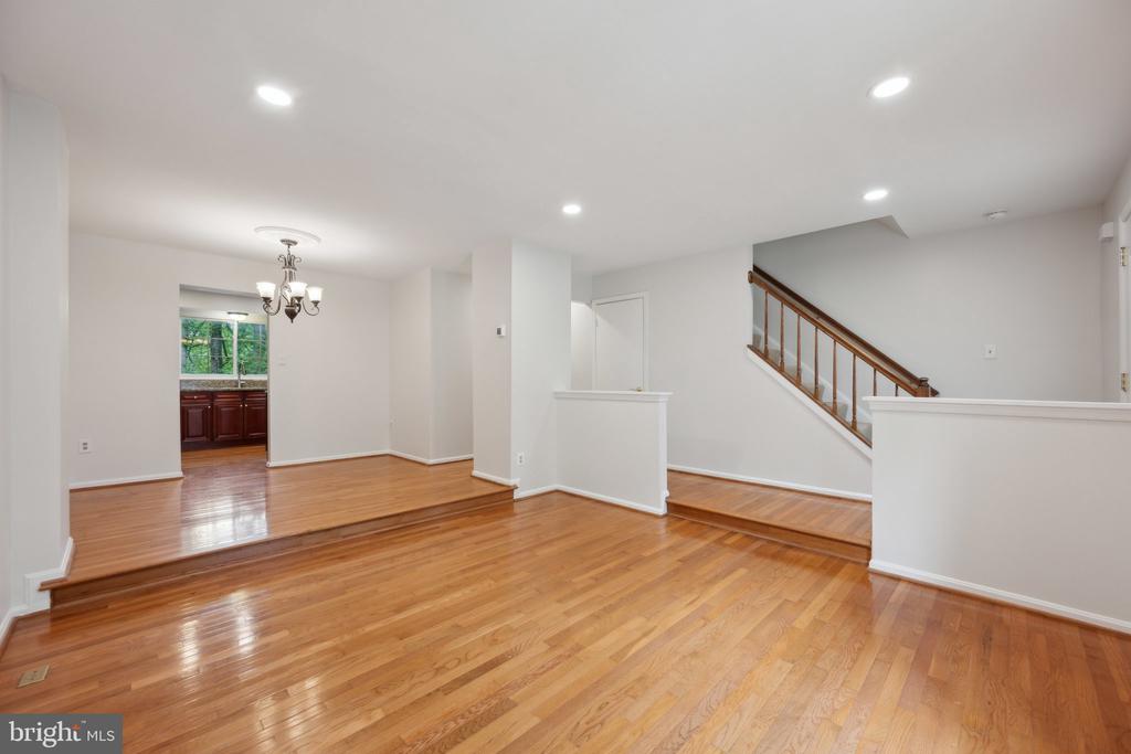 2327 LONDON BRIDGE DRIVE