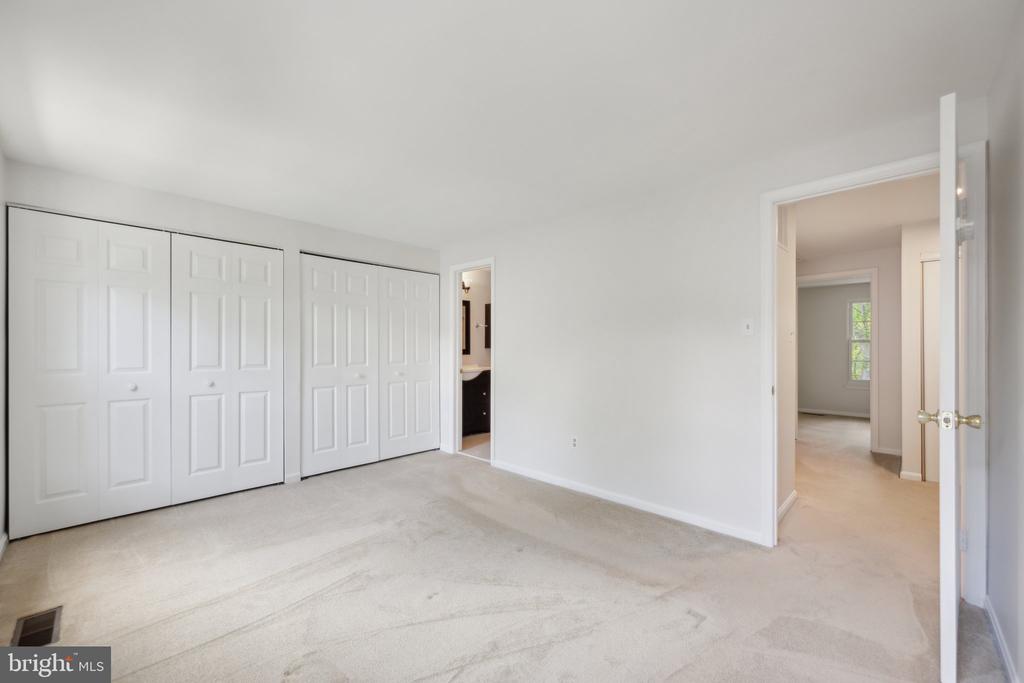 2327 LONDON BRIDGE DRIVE