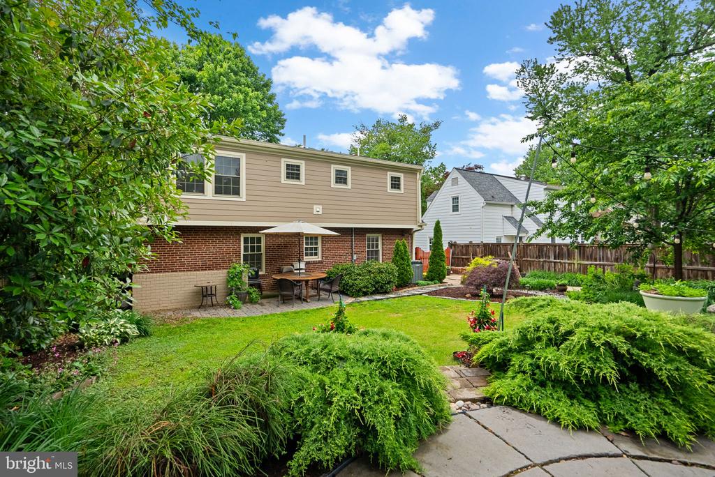 9911 EDGEHILL LANE