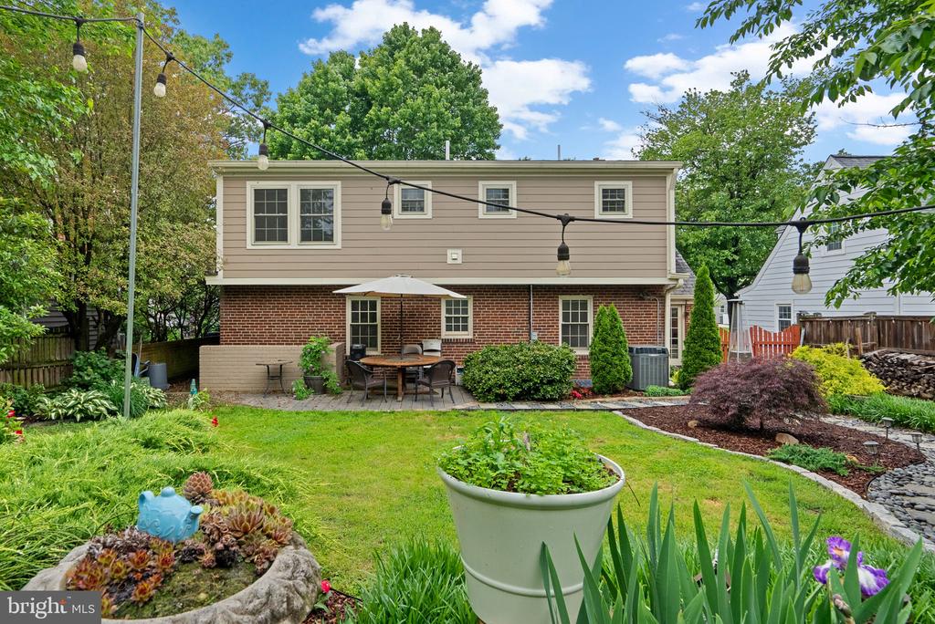 9911 EDGEHILL LANE