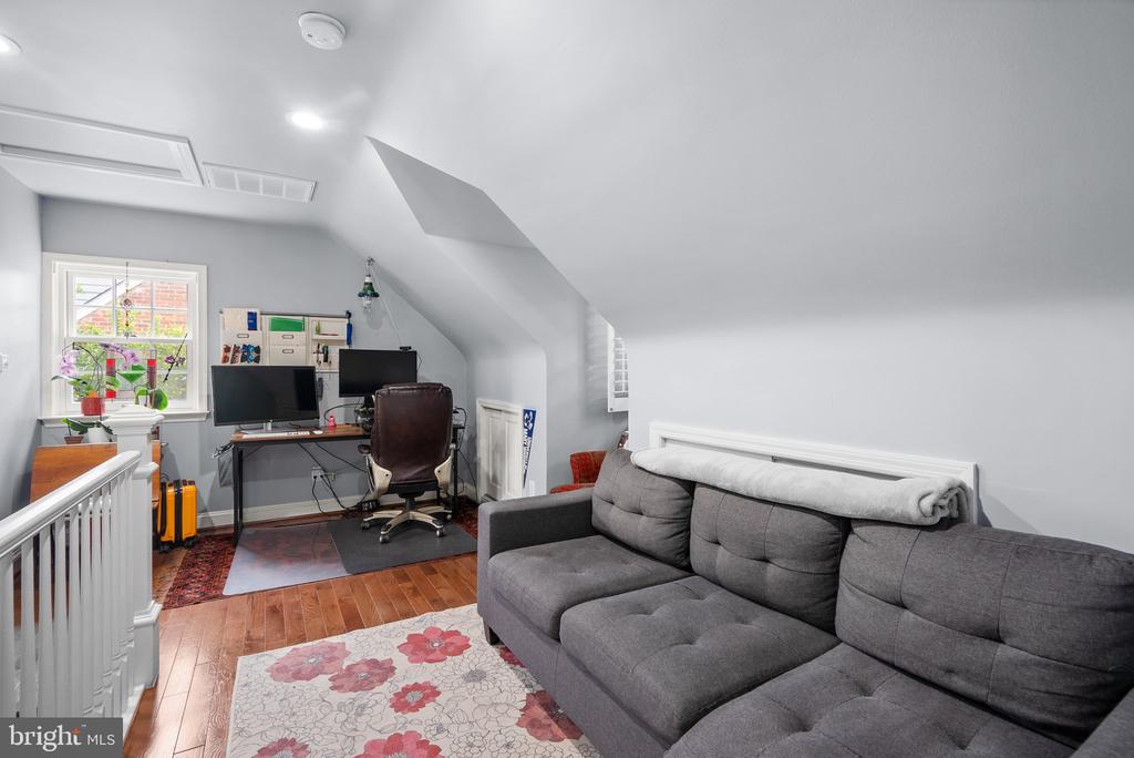 9911 EDGEHILL LANE
