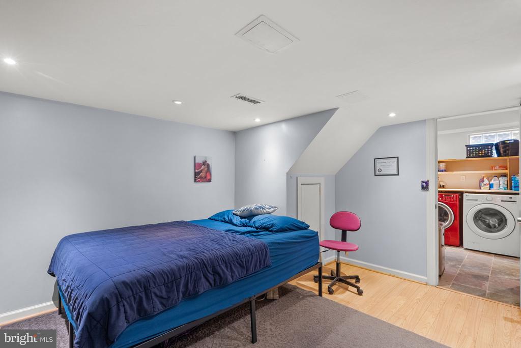 9911 EDGEHILL LANE