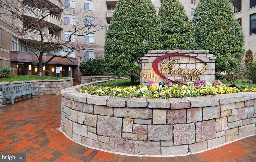7111 WOODMONT AVENUE Unit: 401