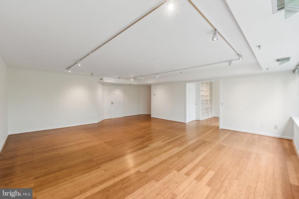 5450 WHITLEY PARK TERRACE Unit: 912