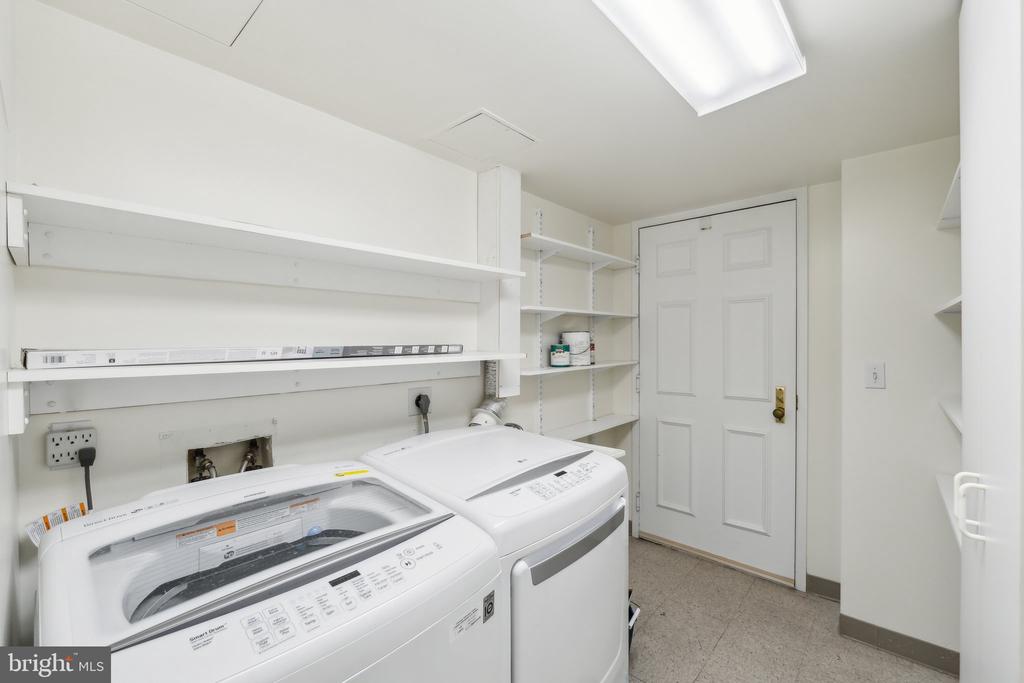 5450 WHITLEY PARK TERRACE Unit: 912