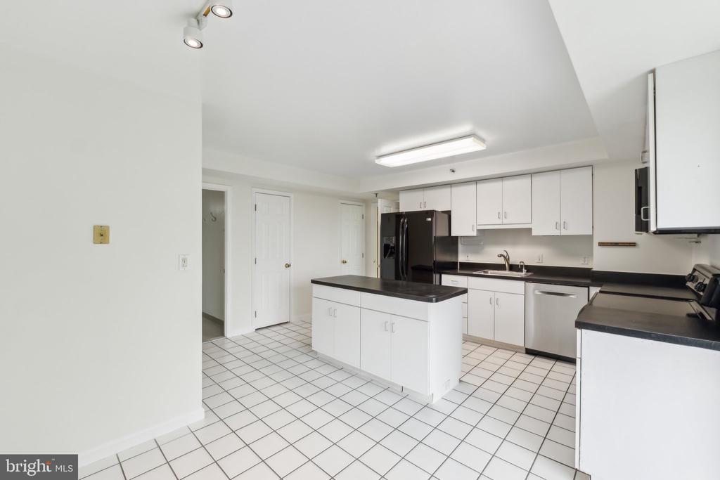 5450 WHITLEY PARK TERRACE Unit: 912