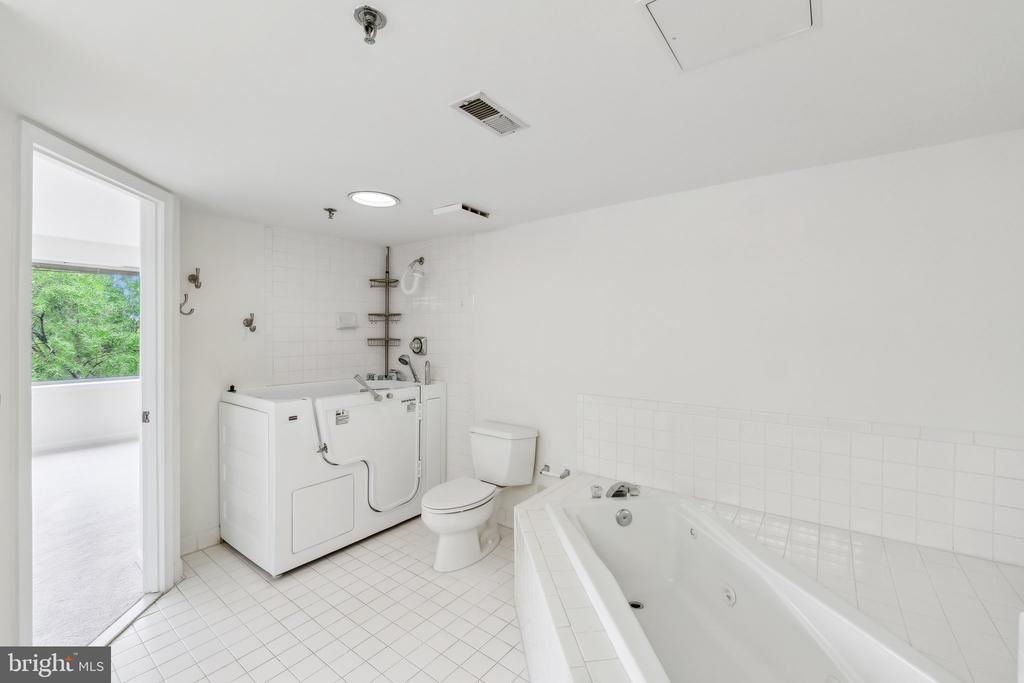5450 WHITLEY PARK TERRACE Unit: 912