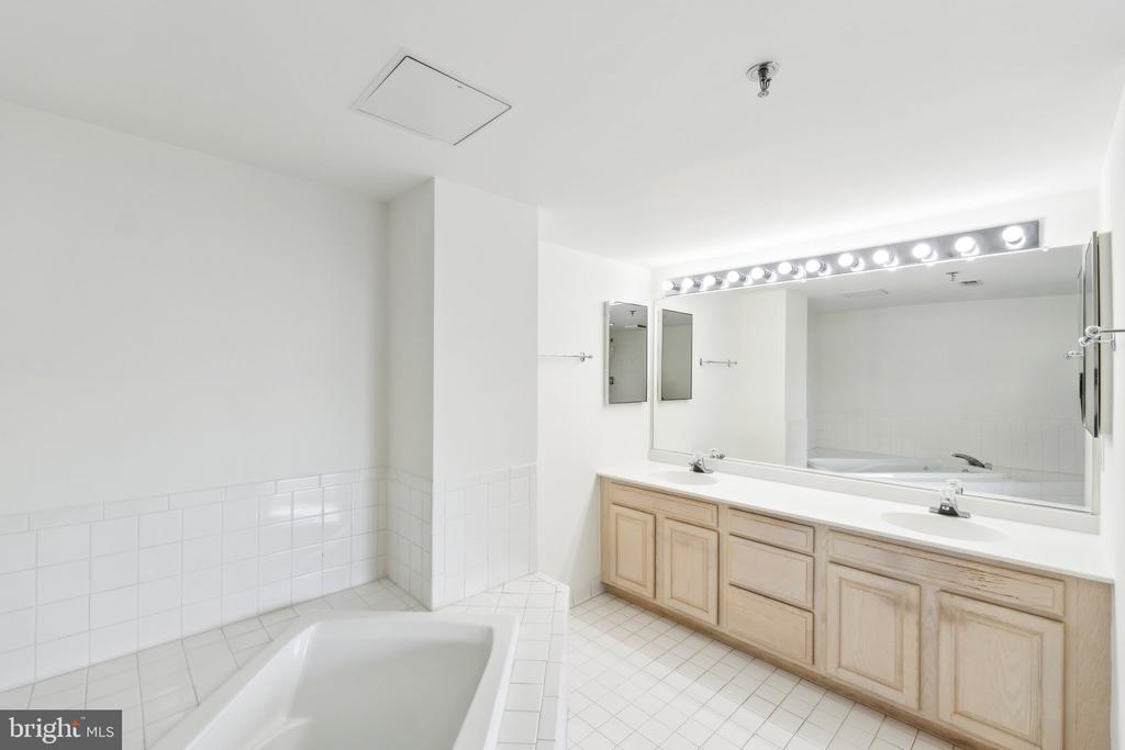 5450 WHITLEY PARK TERRACE Unit: 912