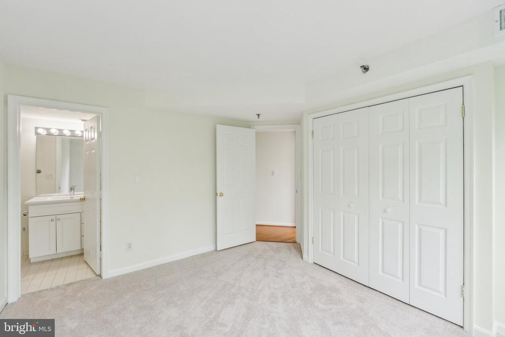 5450 WHITLEY PARK TERRACE Unit: 912