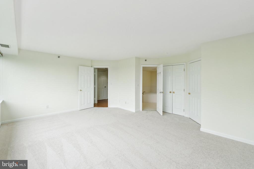 5450 WHITLEY PARK TERRACE Unit: 912