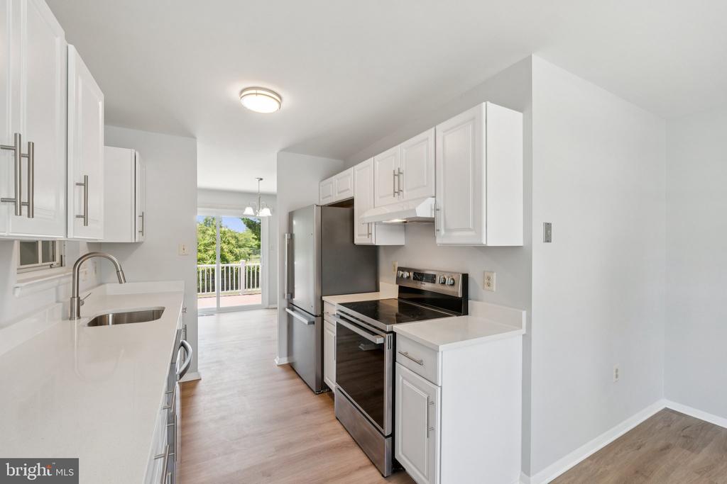 6 FLOWER HILL COURT