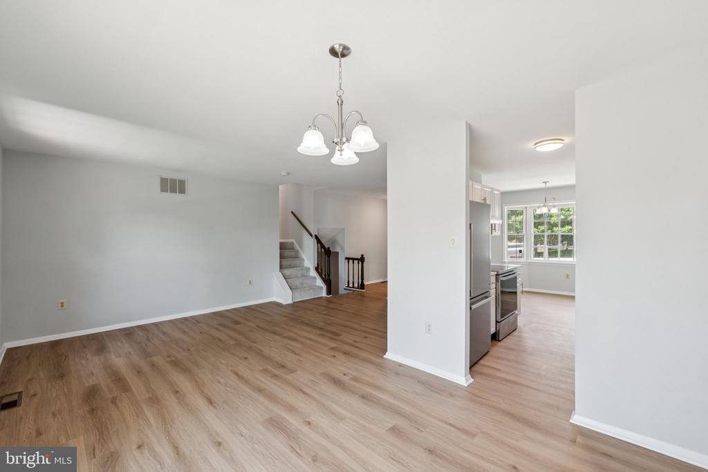 6 FLOWER HILL COURT