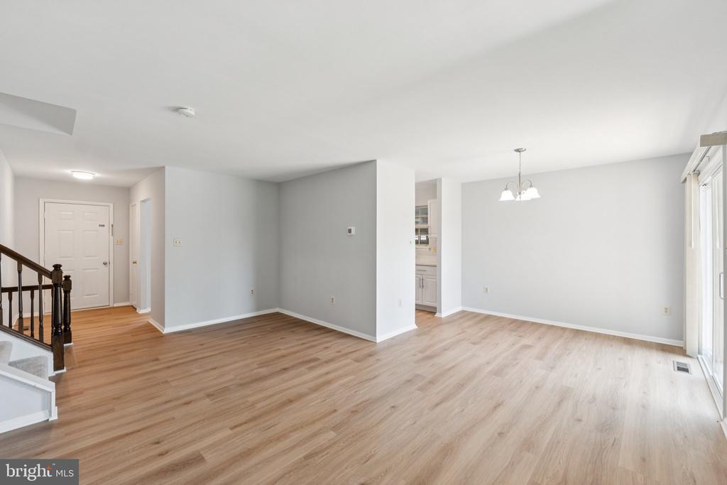 6 FLOWER HILL COURT
