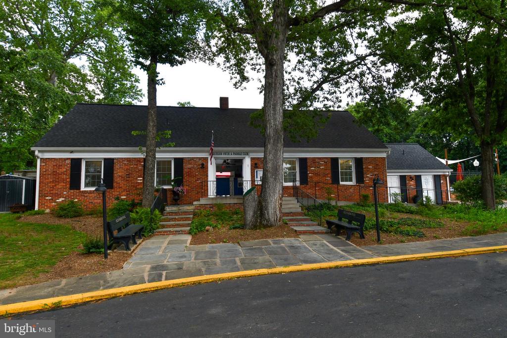 22 HOLLYBERRY COURT