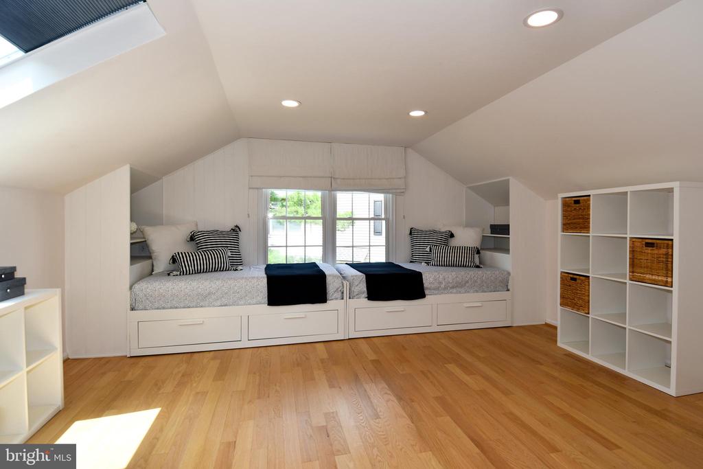 22 HOLLYBERRY COURT