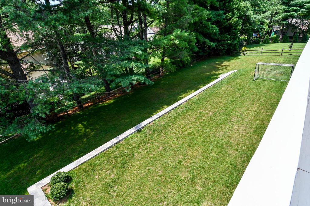 22 HOLLYBERRY COURT
