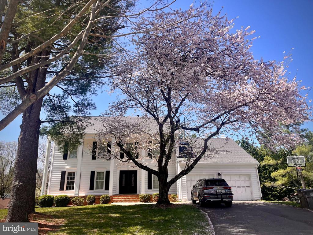 22 HOLLYBERRY COURT