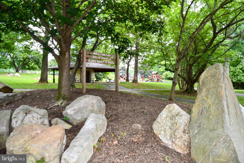 22 HOLLYBERRY COURT