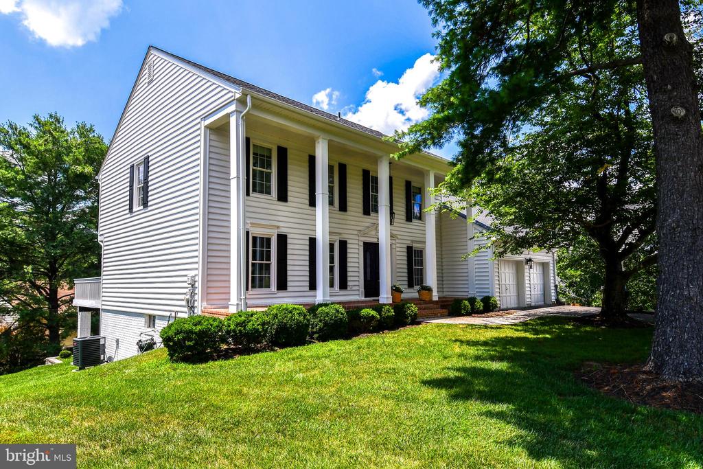 22 HOLLYBERRY COURT