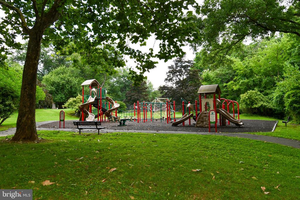 22 HOLLYBERRY COURT