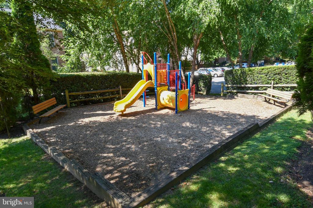 4846 CLOISTER DRIVE