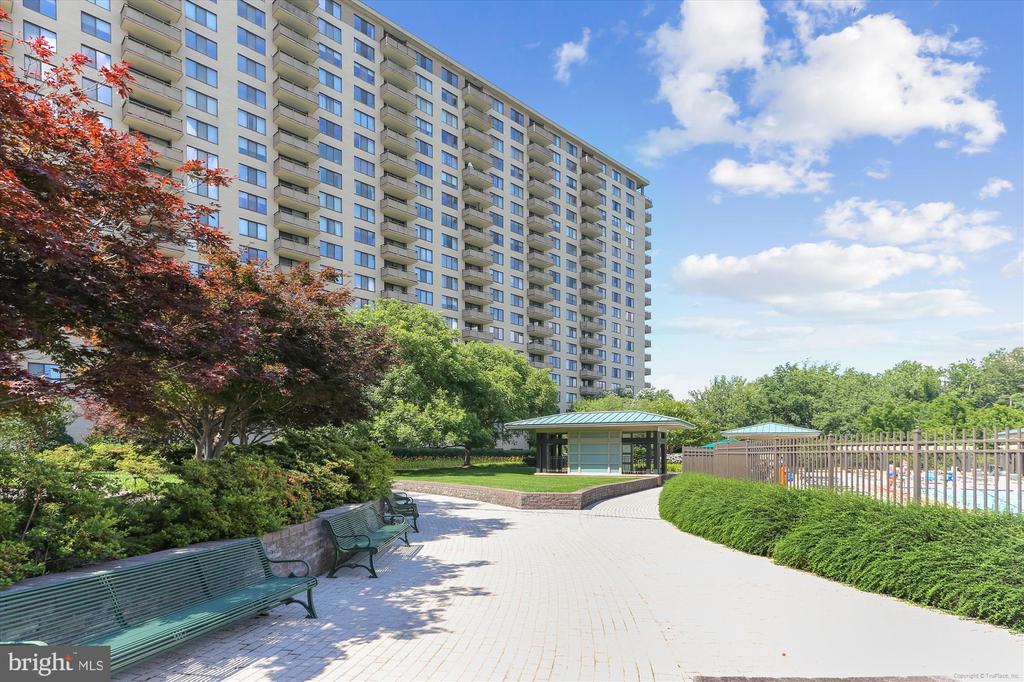 5225 POOKS HILL ROAD Unit: 1701N