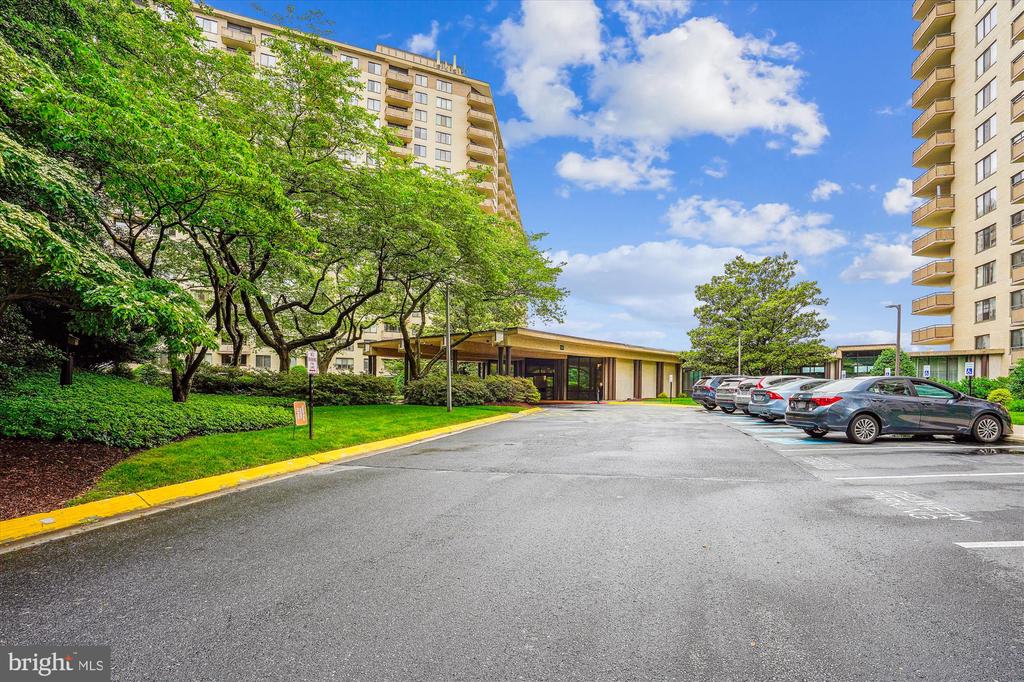 5225 POOKS HILL ROAD Unit: 1701N
