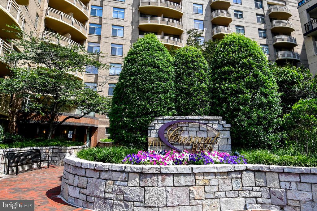 7111 WOODMONT AVENUE Unit: 701