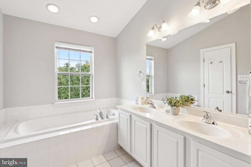 944 ORCHARD RIDGE DRIVE Unit: 200