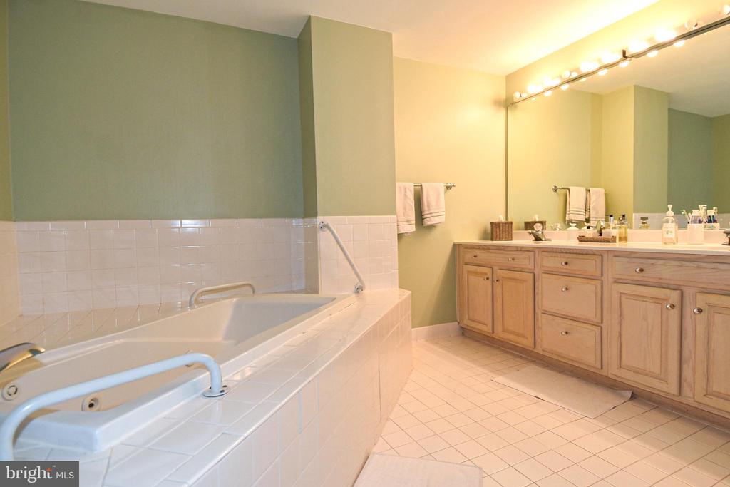 5450 WHITLEY PARK TERRACE Unit: 212