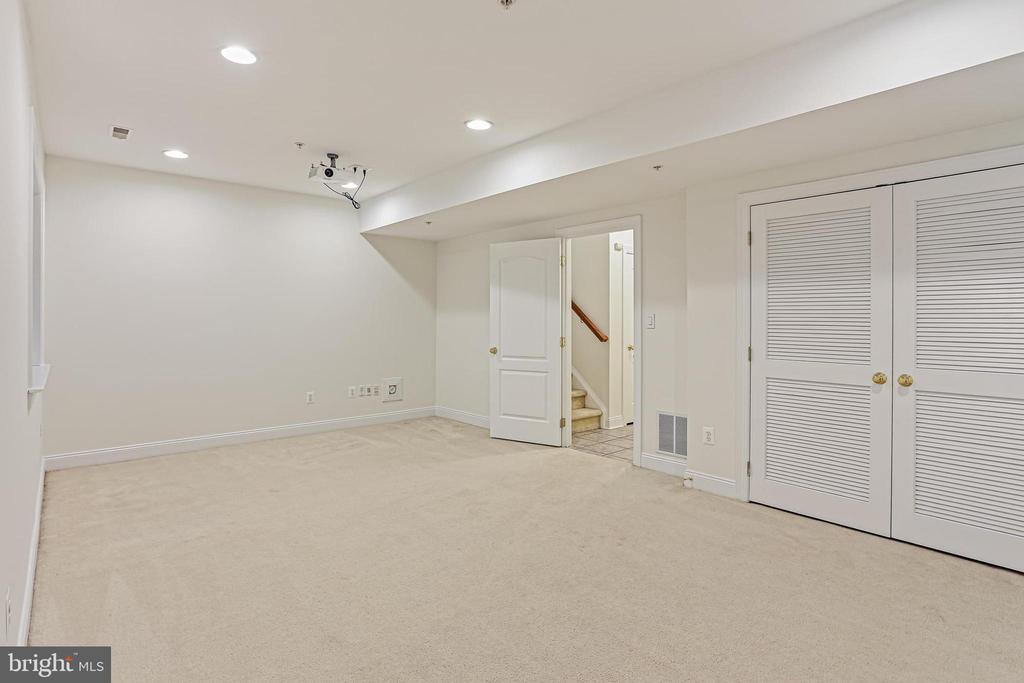 22151 FAIR GARDEN LANE