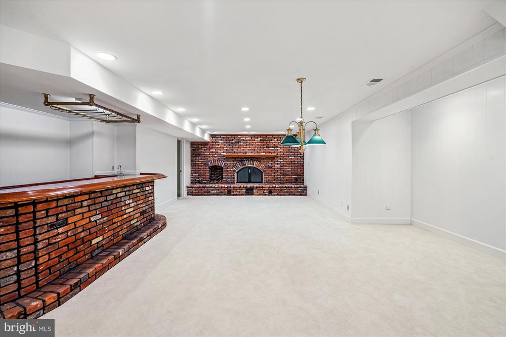 8849 TUCKERMAN LANE
