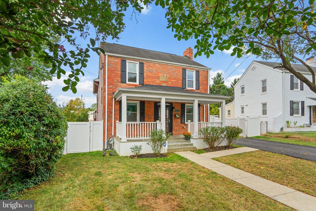 204 TIMBERWOOD AVENUE