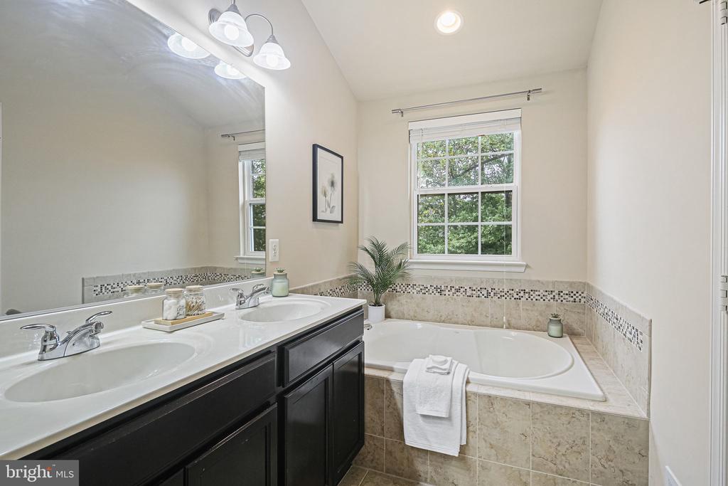 12553 HORSESHOE BEND CIRCLE