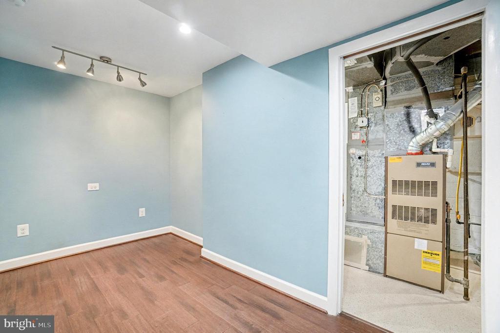 1009 JULIAN PLACE