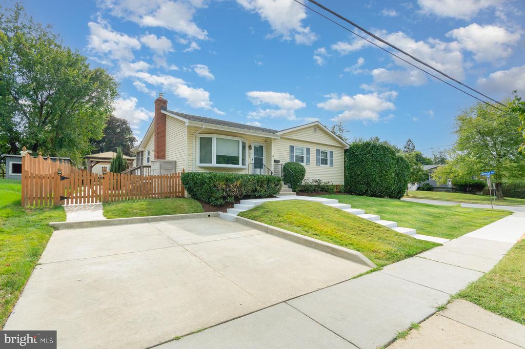 1009 JULIAN PLACE