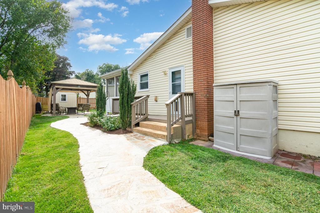 1009 JULIAN PLACE