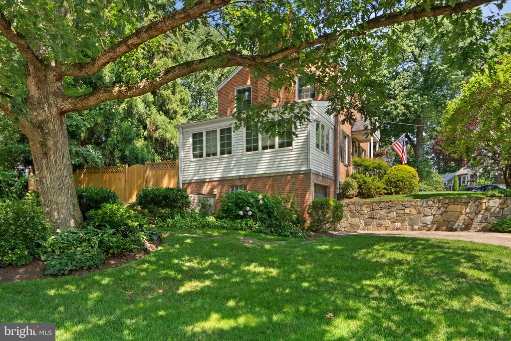 129 LYNNMOOR DRIVE