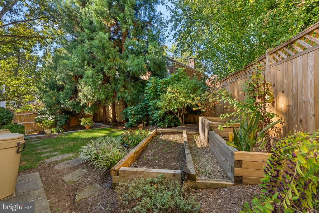129 LYNNMOOR DRIVE