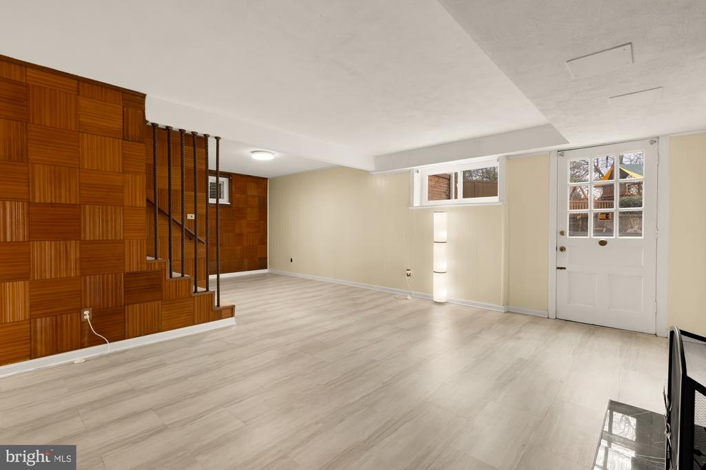 1102 DALE DRIVE