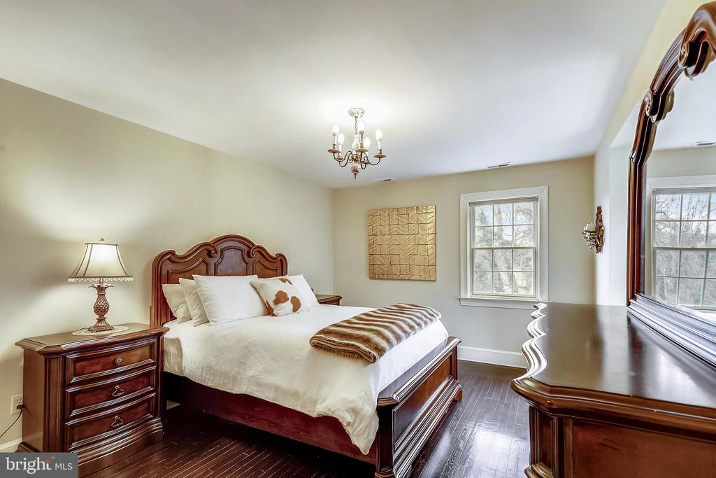 10605 RIVER OAKS LANE