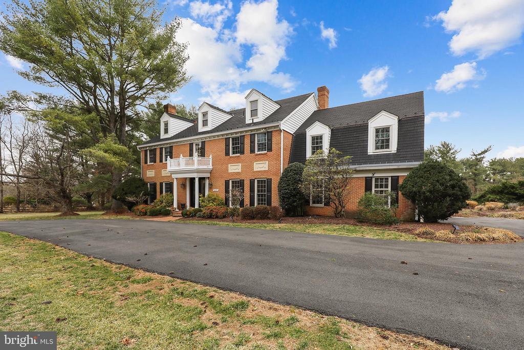 10605 RIVER OAKS LANE