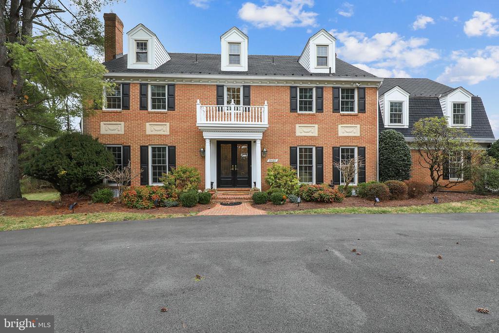 10605 RIVER OAKS LANE