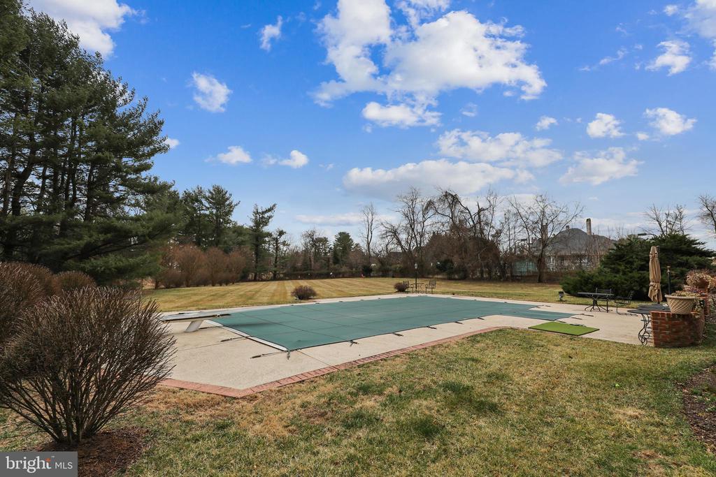 10605 RIVER OAKS LANE