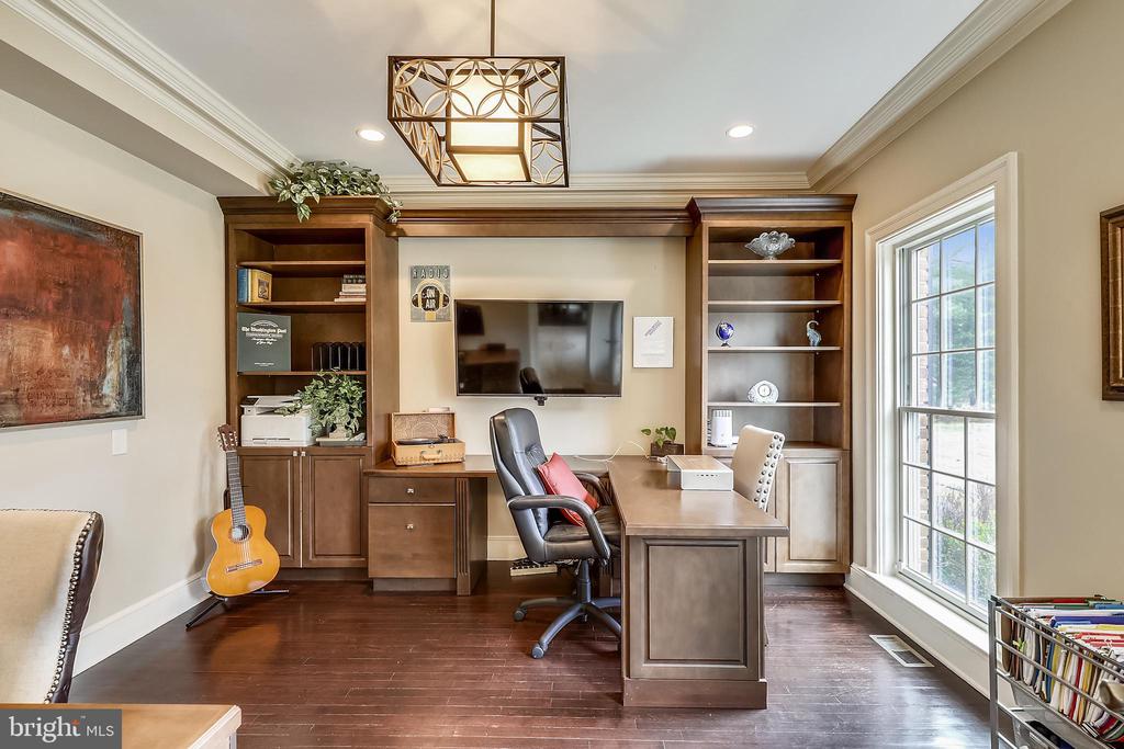 10605 RIVER OAKS LANE