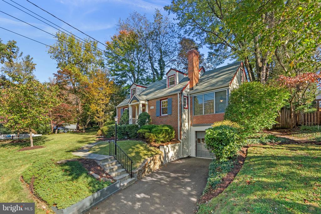 10319 CHERRY TREE LANE